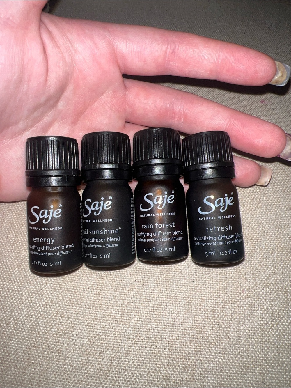 Saje Diffuser + Essential oils - Picture 3 of 3